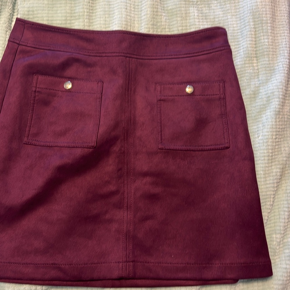 Burgundy skirt size 8 Loft. Side zip. Lined inside